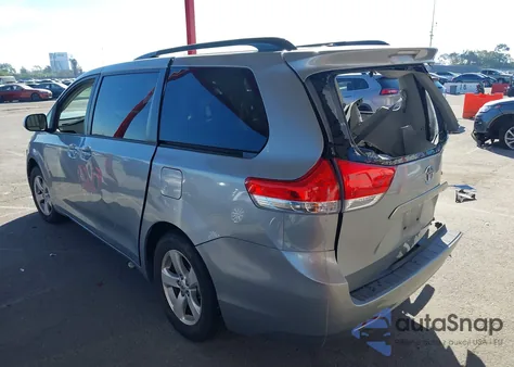 2014 Toyota Sienna Le V6 8 Passenger z USA, uszkodzony, nr VIN 5TDKK3DC9ES420207
